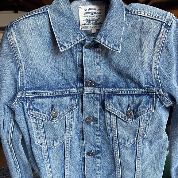 Pre-loved Levi’s denim jacket with shoulder pads. Size - S - Picture 3 of 10